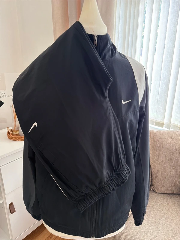 Nike teget-bela sportska jakna