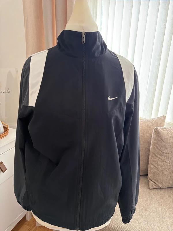 Nike teget-bela sportska jakna — fotografija 2