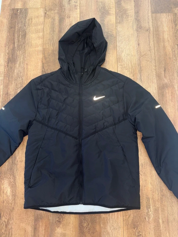 Nike crna jakna sa rajsferšlusom — fotografija 2