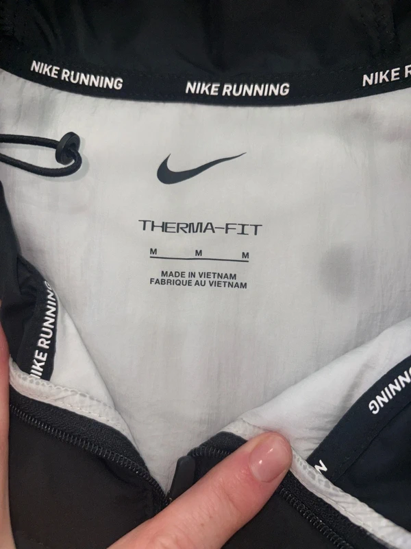 Nike crna jakna sa rajsferšlusom — fotografija 3